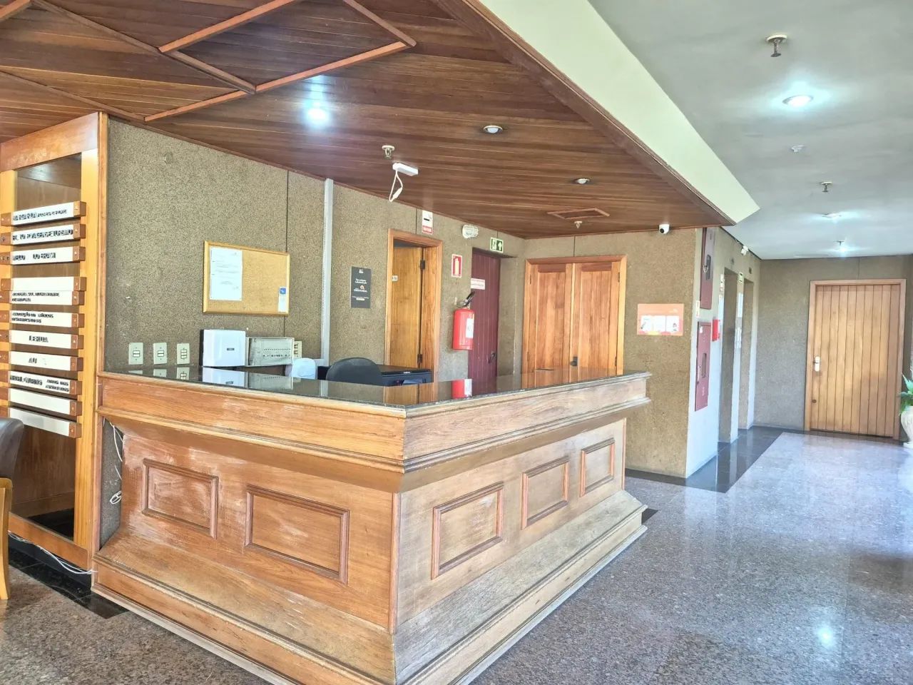 Sala com 6 divisórias e 2 vagas - Foto 2