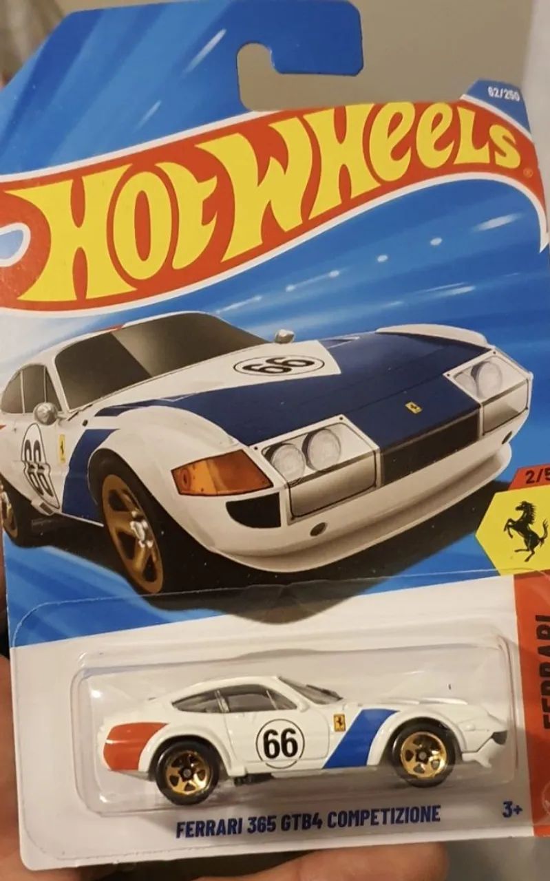 Ferrari sf90 azul e GTB4 branca  - Foto 2