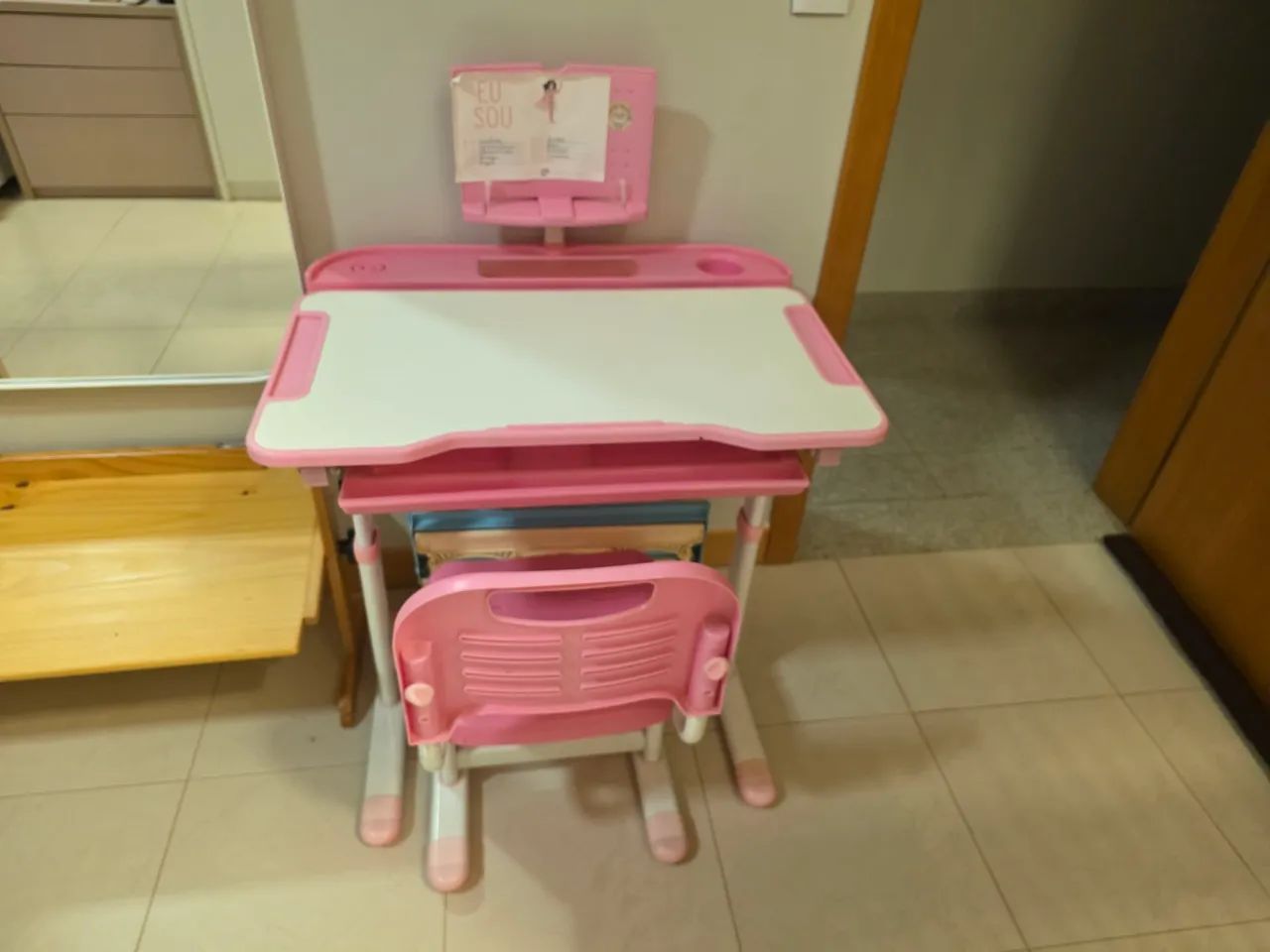Mesa e cadeira infantil com ajuste de altura e apoio para livro