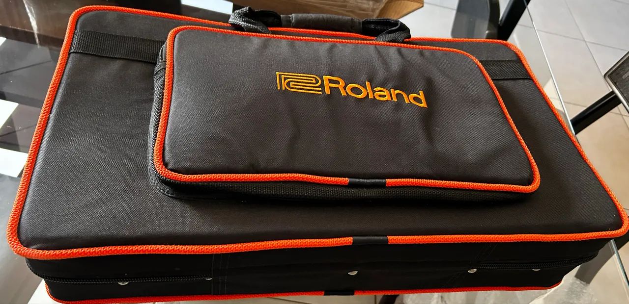 Roland Jupiter-XM com bag e Expansões JD-800 e Vocal Designer