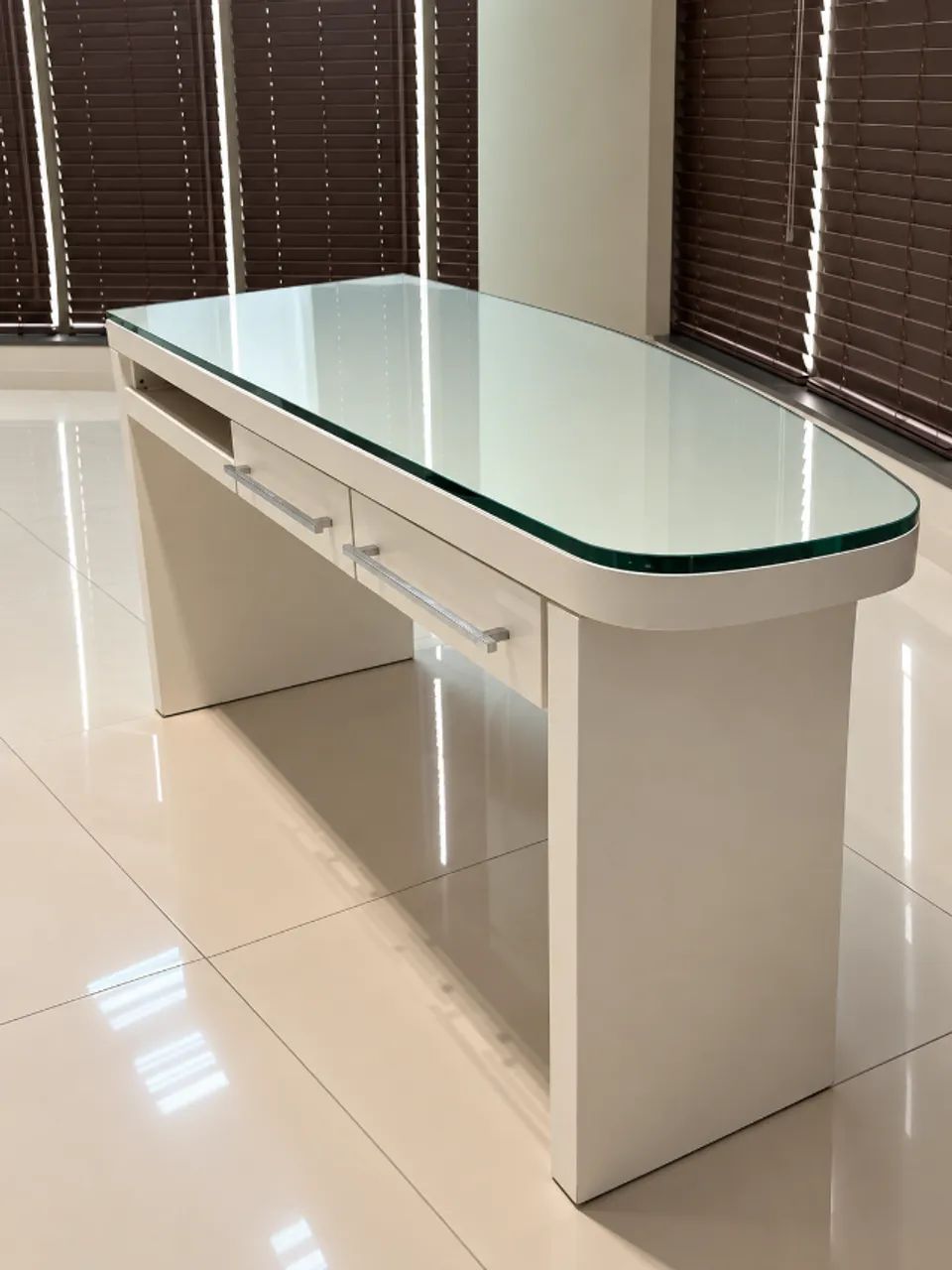 Mesa branca com tampo de vidro, gavetas e bandeja retrátil - Foto 2