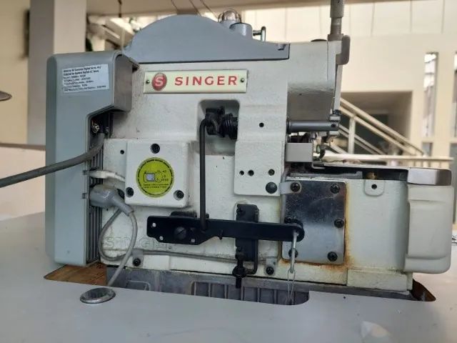 Maquina de costura tipo Overlock Marca Singer  Digital