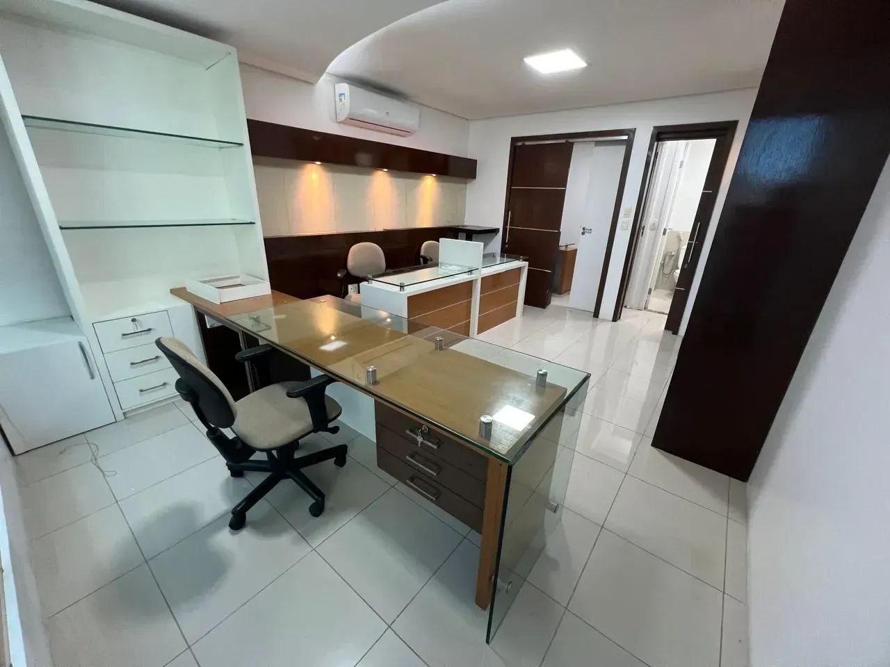 Sala comercial com 32m2, mobiliada, ar condicionado, Pátio Dom Luís.