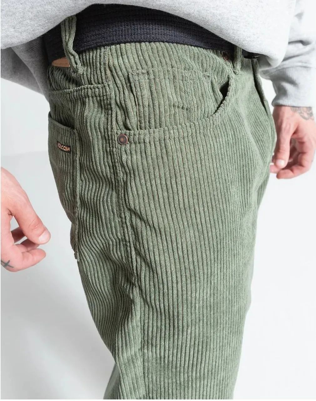 CALÇA VOLCOM SOLID CORD KINKADE VERDE NOVA - Foto 5