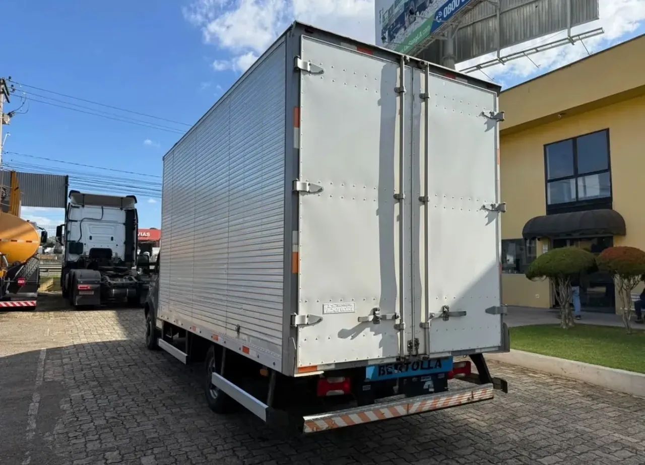 Iveco baú bem conservada  - Foto 3