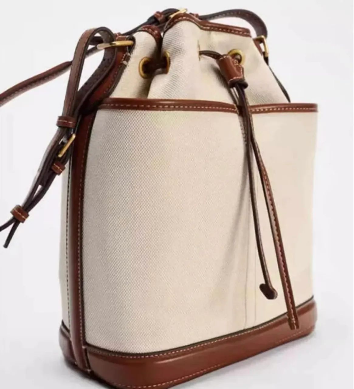 Bolsa de ombro com cordão e detalhes em couro - Foto 4