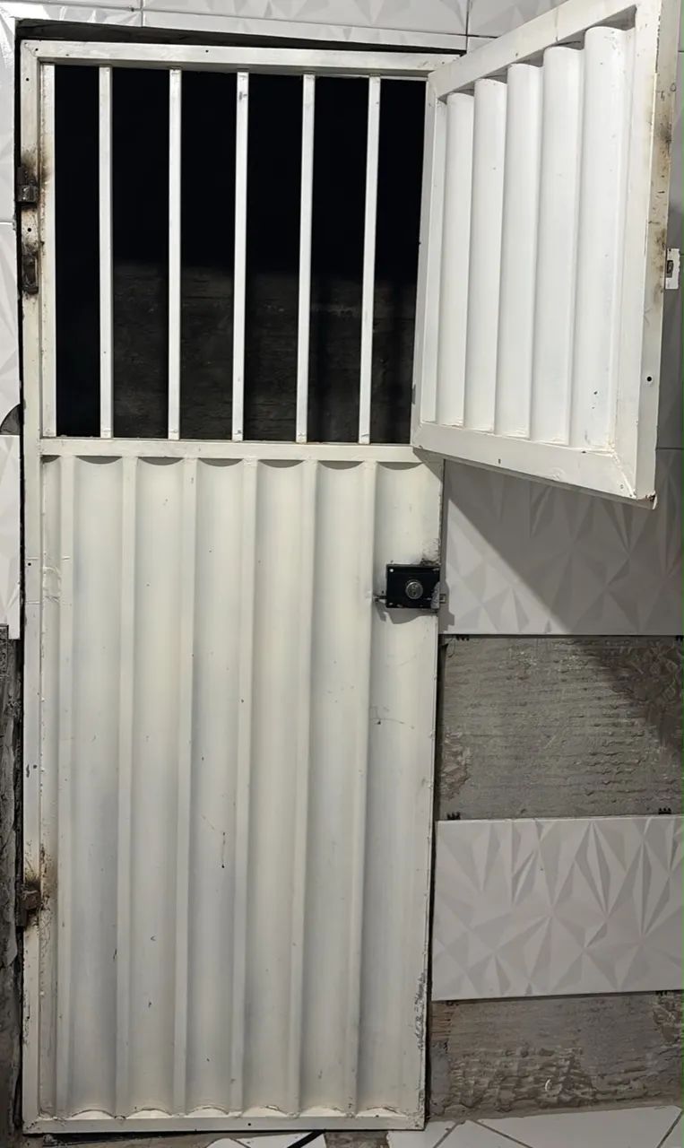 Portão com janela e grade 