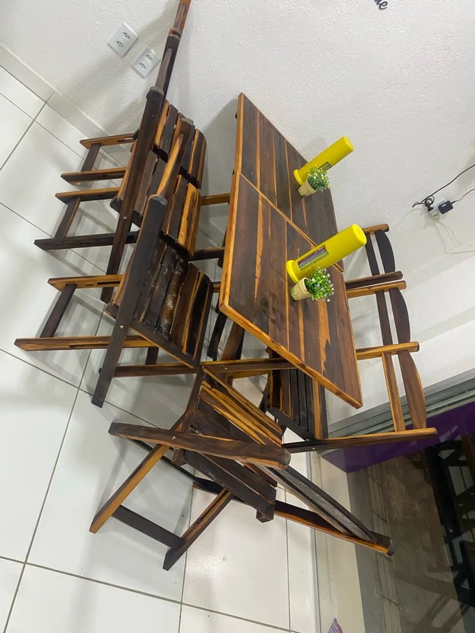 MESA COM CADEIRAS 