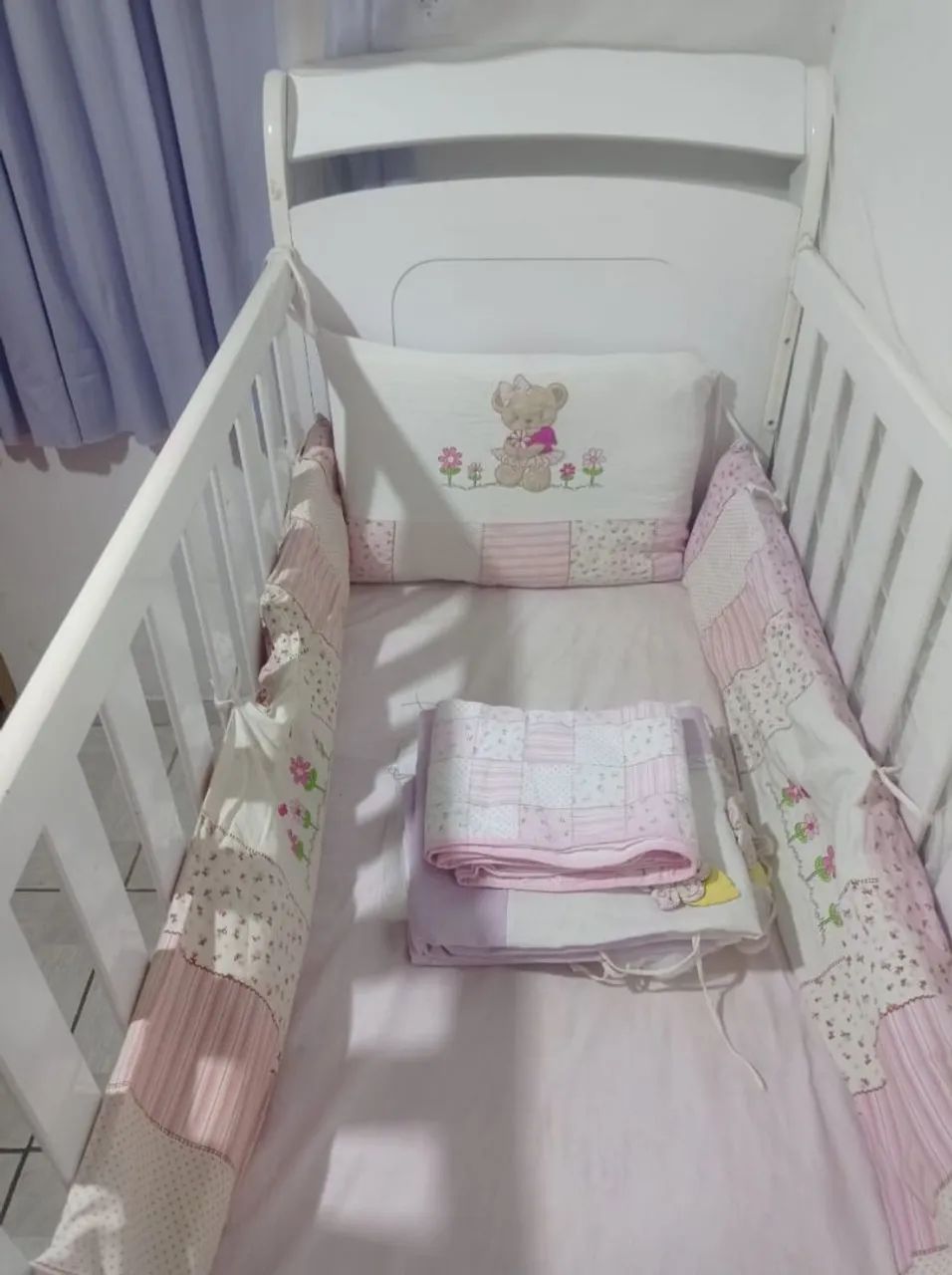 Lindo berço com colchão mosquiteiro e protetorsemi novo  - Foto 5