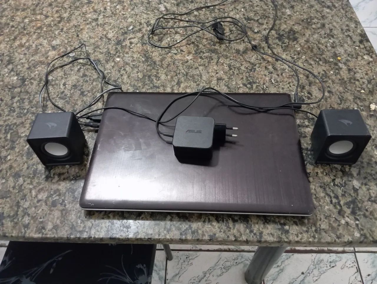 Vendo notebook. 700 reais 