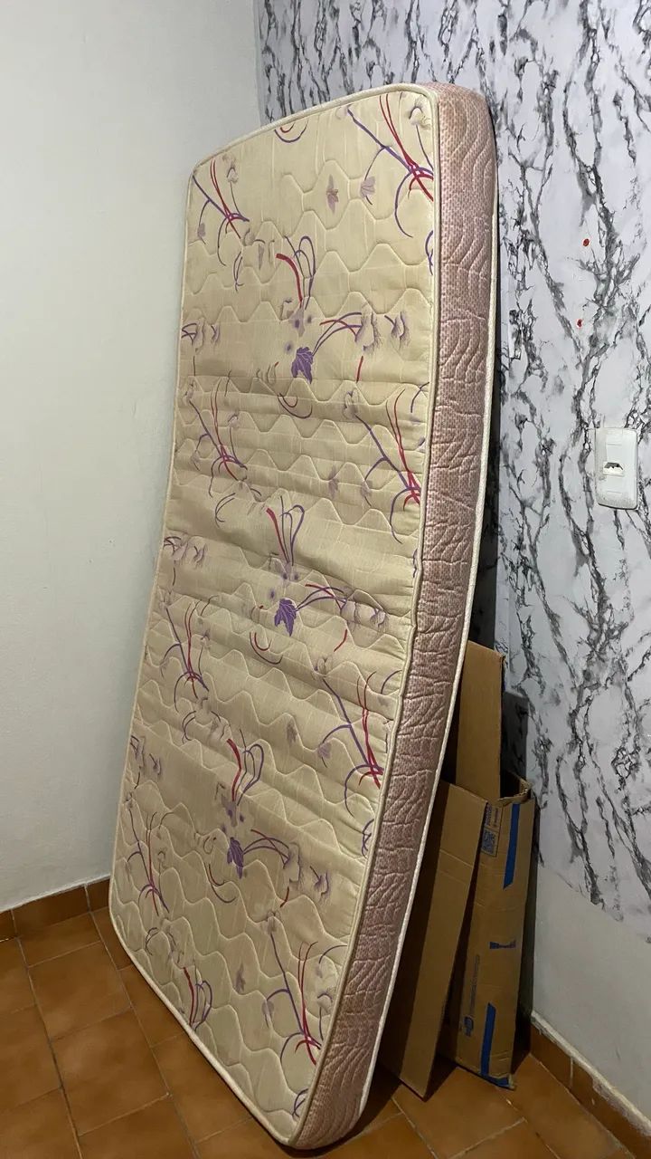 Vende-se colchão de solteiro seminovo - Foto 3