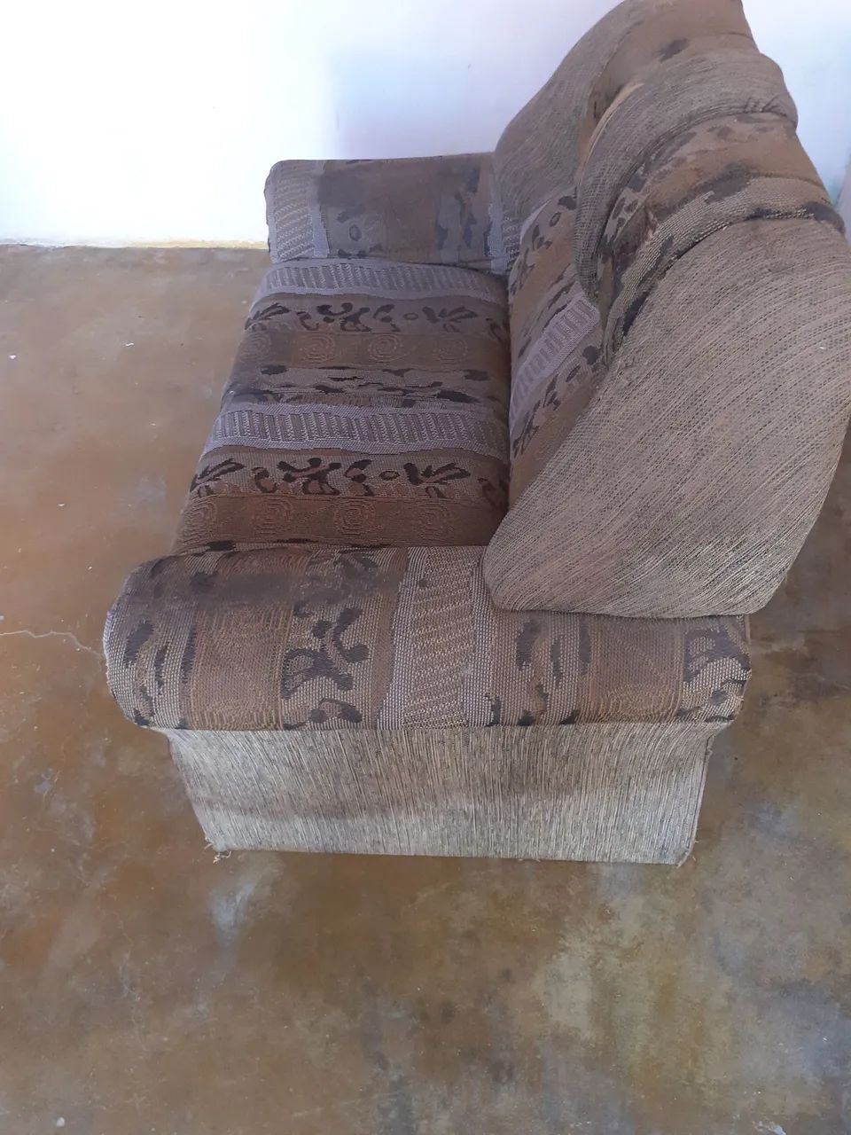 VENDE SE ESSE SOFÁ BARATO 20 REAIS PRA SAIR AGORA É SÓ BOTAR UMA CAPA NELE  - Foto 2