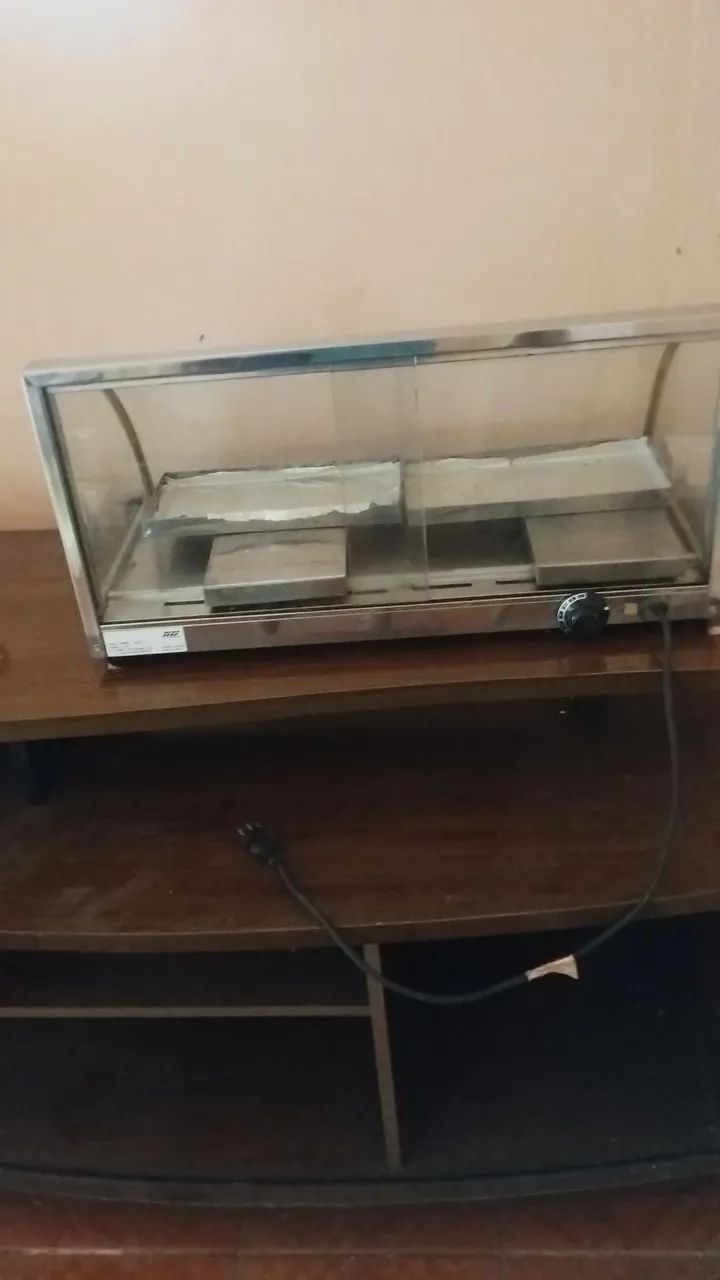 Estufa de salgados., pouco uso, com 4 bandejas, com61cm: larg.,32cm de fundo e 29cm de alt