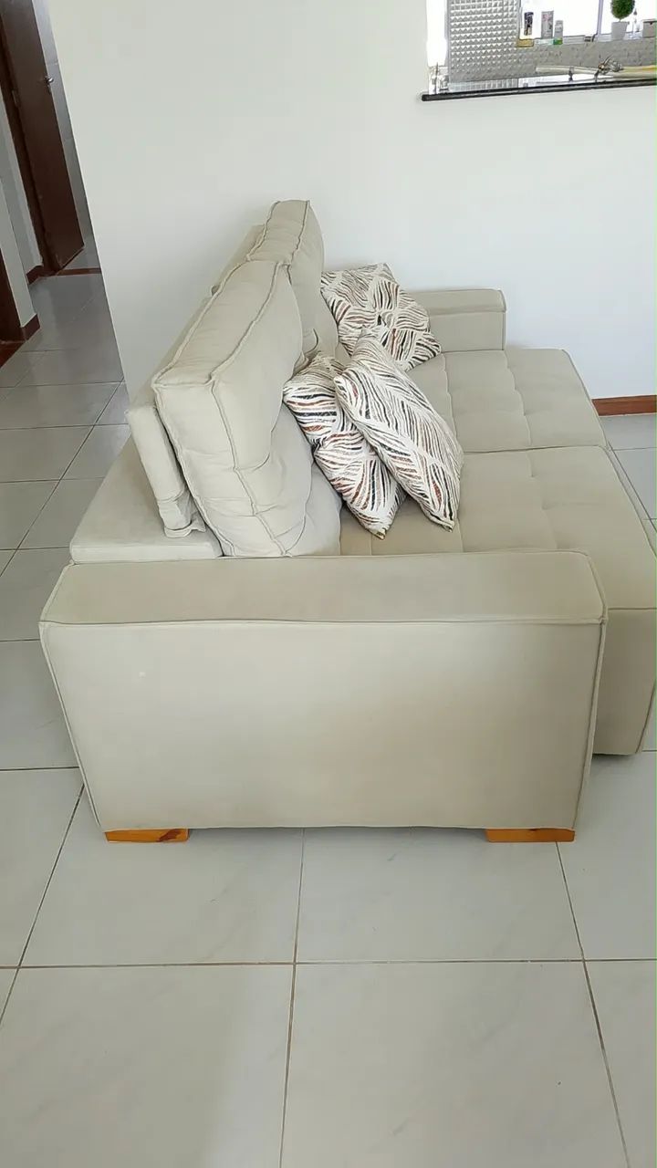 Vendo sofá retrátil na cor bege/off-white, muito confortável e espaçoso. - Foto 3