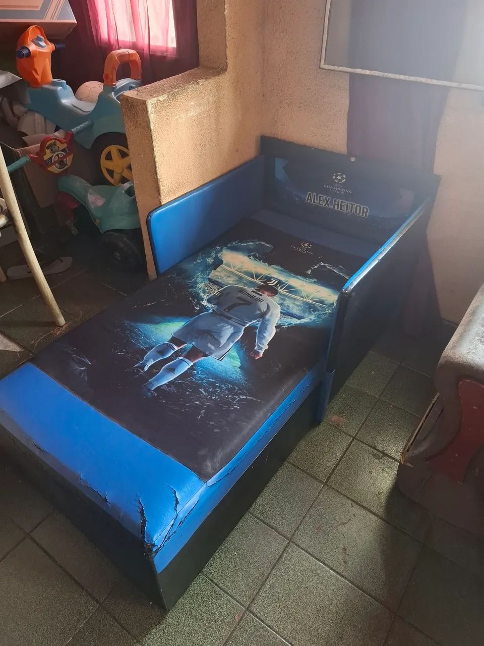 Cama para criança ja com marca de uso.