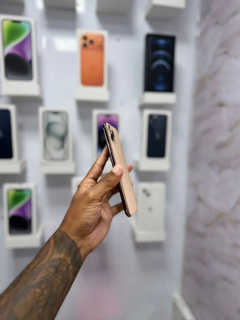 IPHONE 11 PRO MAX 64GB GOLD<br>R$ 1.699,00 - Foto 2