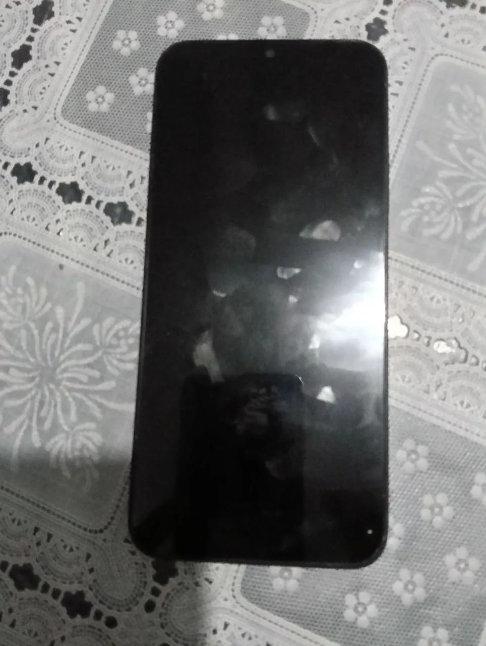 Um celular poco c85 tá com um pequeno trinco no visor da câmera e também está com problema