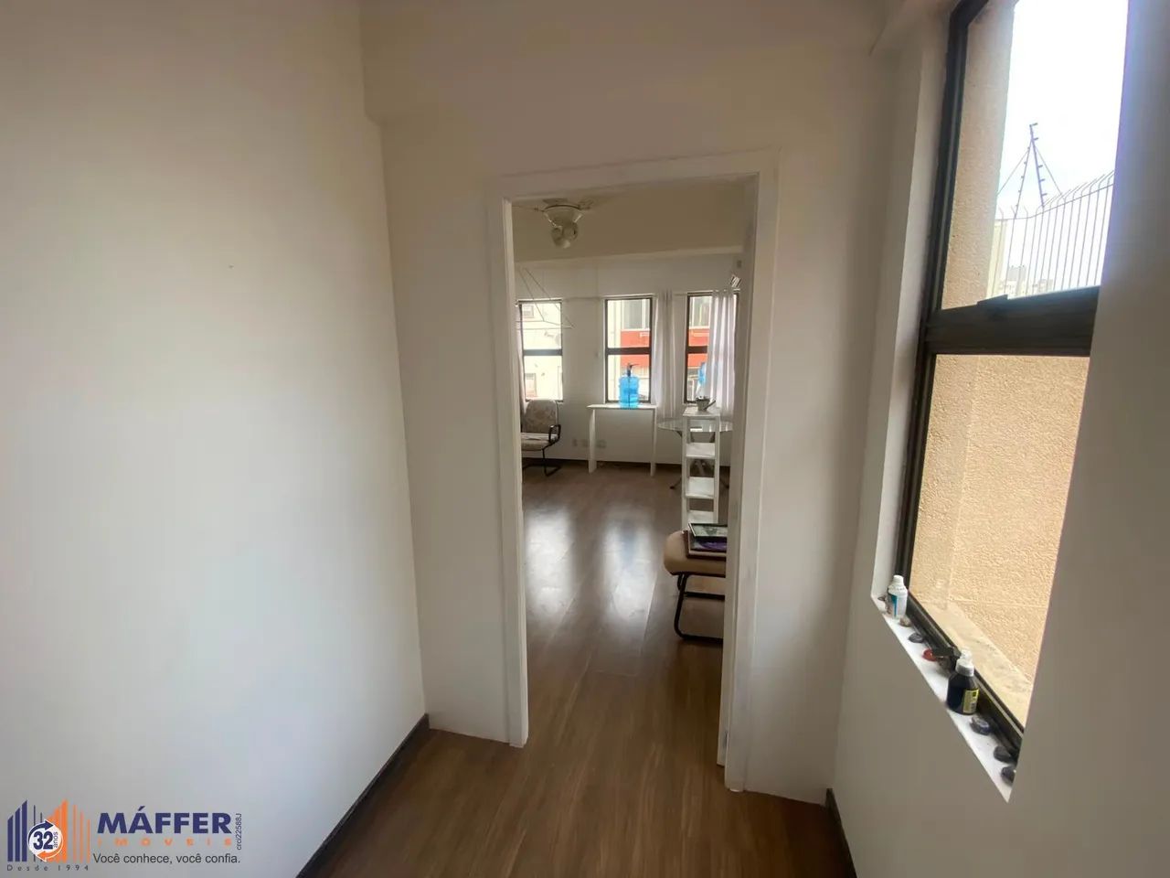 Sala comercial, ensolarada e arejada com 2 terraços. - Foto 2