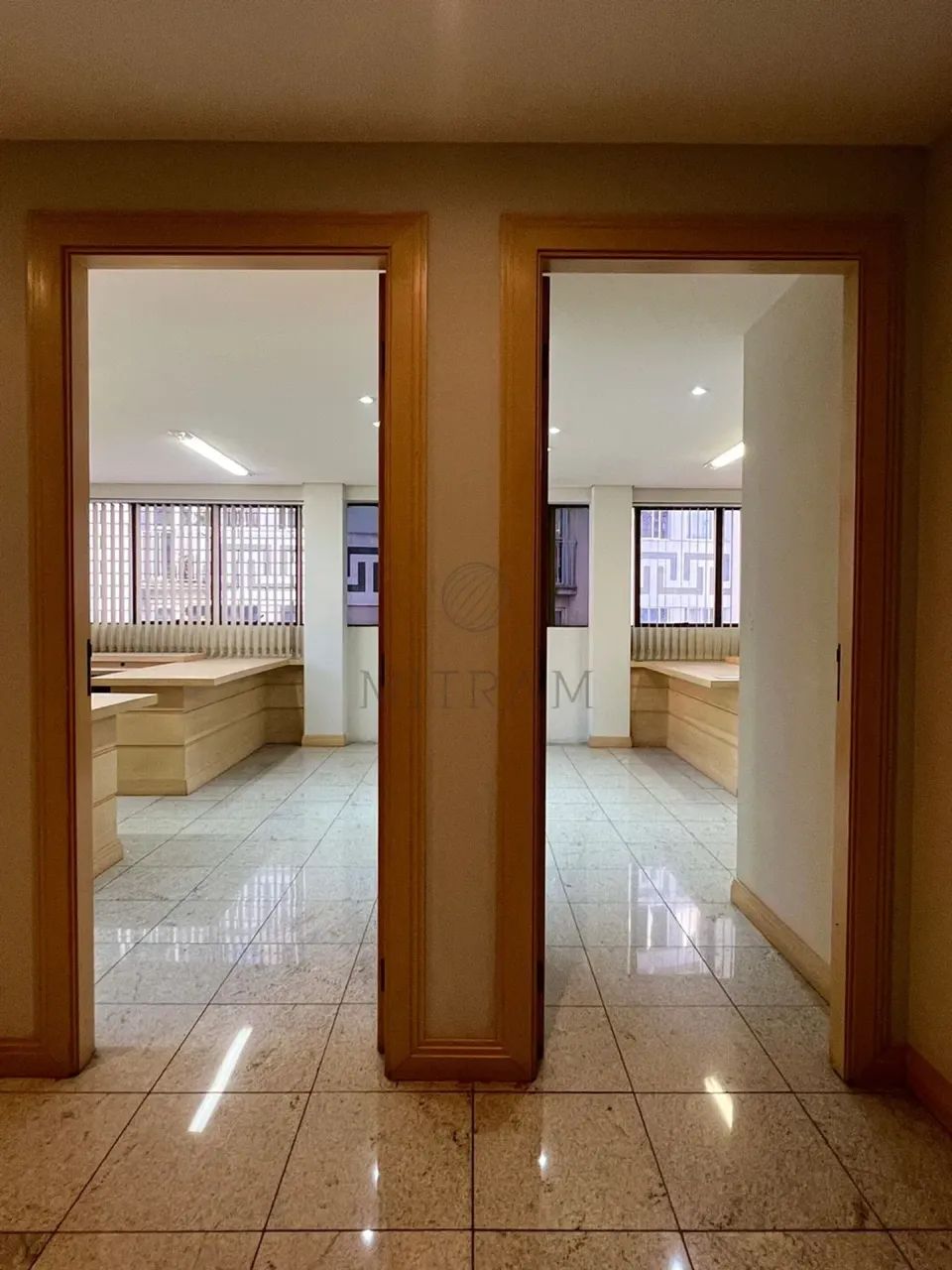 Sala comercial com 2 banheiros e 1 vaga no Centro Cívico - Foto 4
