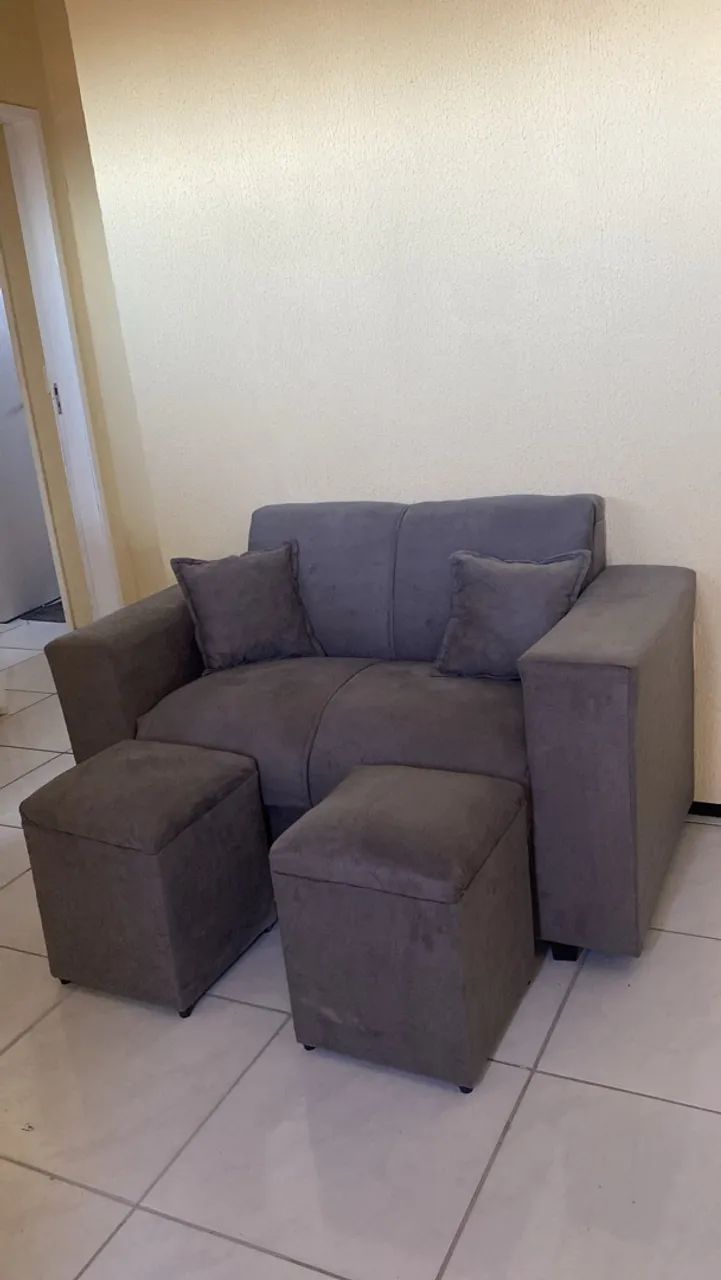 SOFÁ 2 LUGARES , 2 PUFFS E 2 ALMOFADAS DA COR CINZA! - Foto 3