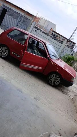 Carro semelhante ao Fiat Uno é cortado ao meio