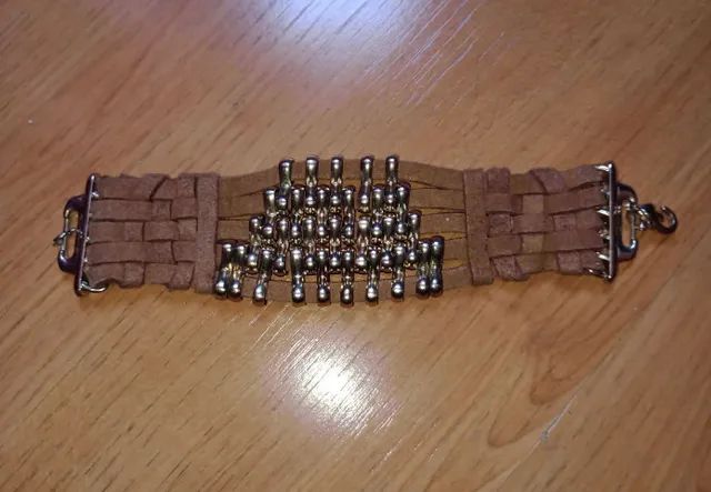 Bracelete de couro com berloques dourados