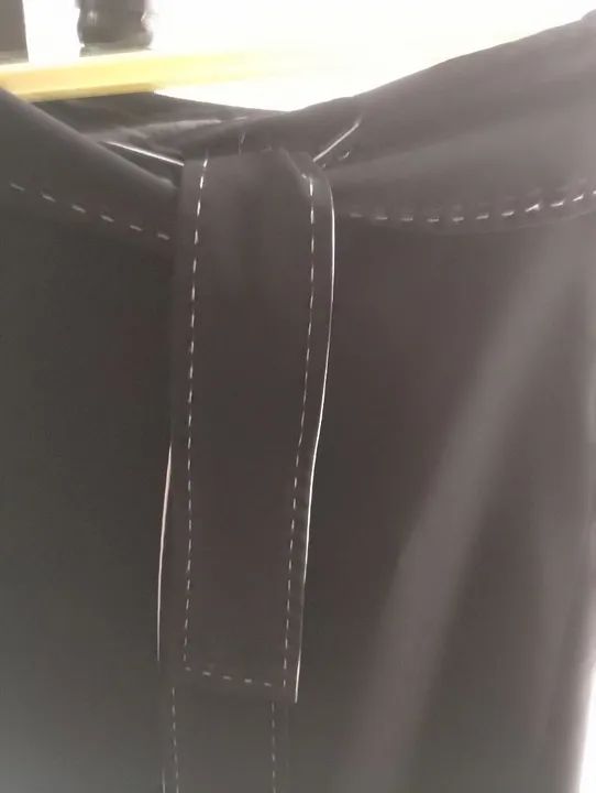 Saia preta com detalhe em branco. MARAVILHOSA E SEM USO  - Foto 2