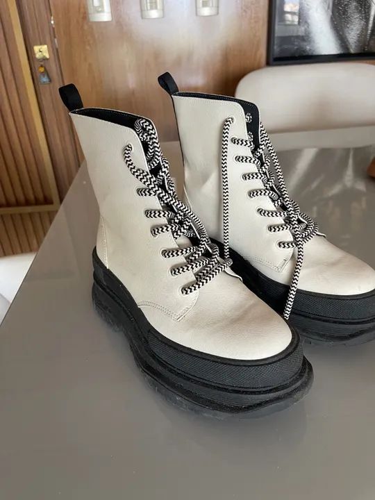 LINDA BOTA OFF WHITE COM PRETO
