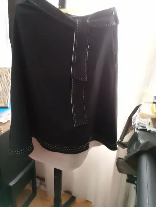 Saia preta com detalhe em branco. MARAVILHOSA E SEM USO 