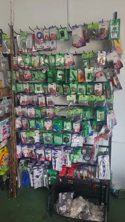 Expositor com produtos eletricos e hidráulicos