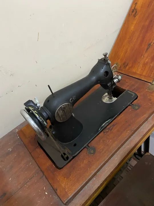 Máquina de  costura antiga com móvel - Foto 4