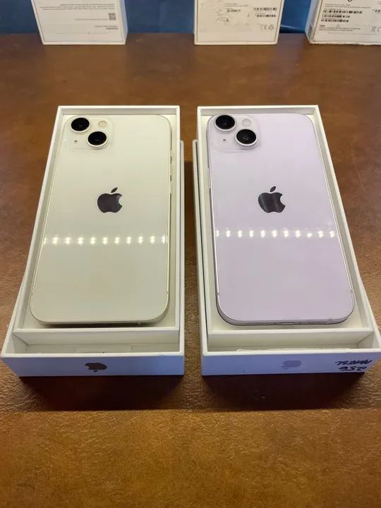 iPhone 14 branco e lilás 