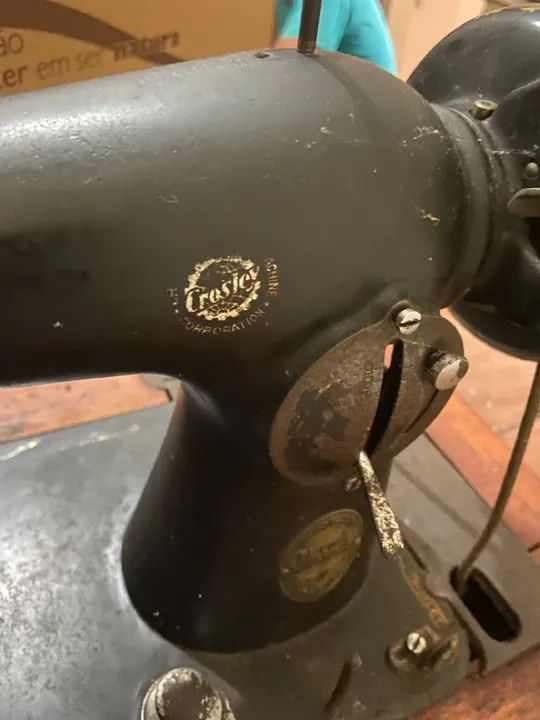 Máquina de  costura antiga com móvel - Foto 2