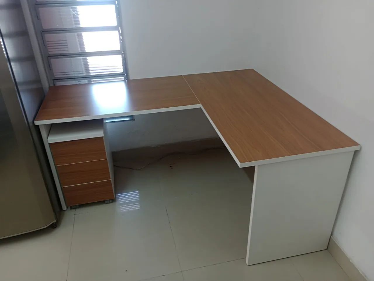 Mesa em L 2 partes amadeirada com base branca  - Foto 2