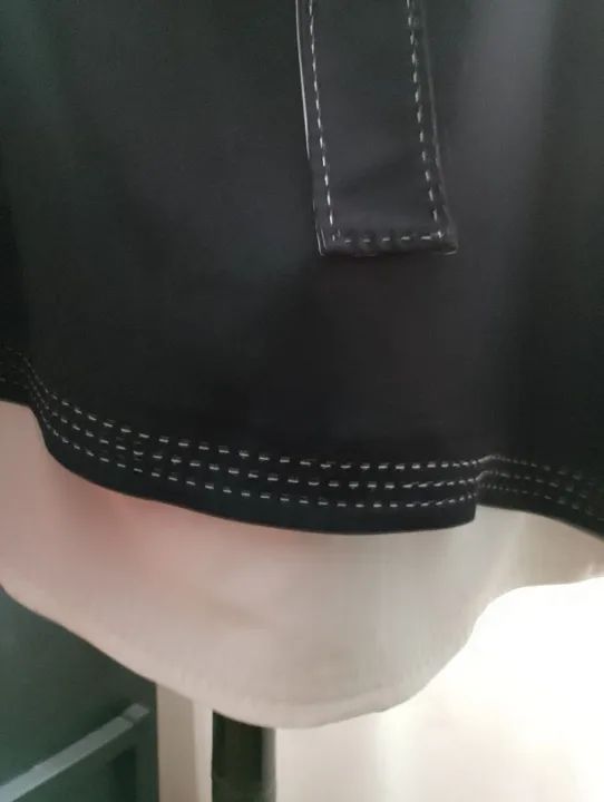 Saia preta com detalhe em branco. MARAVILHOSA E SEM USO  - Foto 3