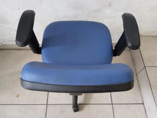 Cadeira de escritório giratória c/ rodas em Couro Ecológico / Tecido Azul - Foto 5