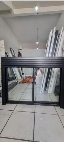 Janela com persiana integrada444717852903362561