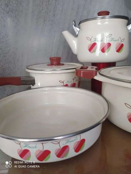 Conjunto de panelas e chaleira linha MÃE ÁGATA decoração maçãs.  - Foto 3