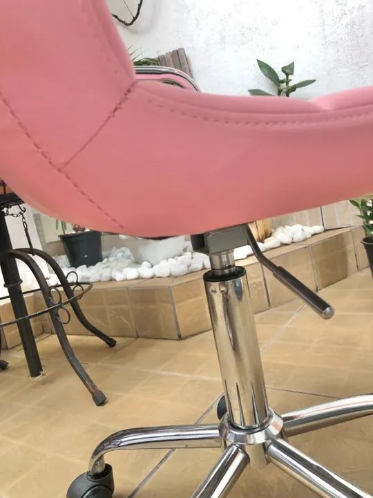  Cadeira Rosa, Couro ecológico, base aranha cromada com rodas - Foto 2