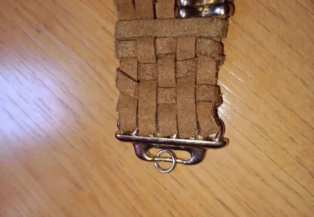 Bracelete de couro com berloques dourados - Foto 4