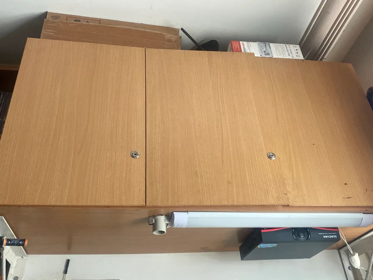 Armário suspenso com suporte