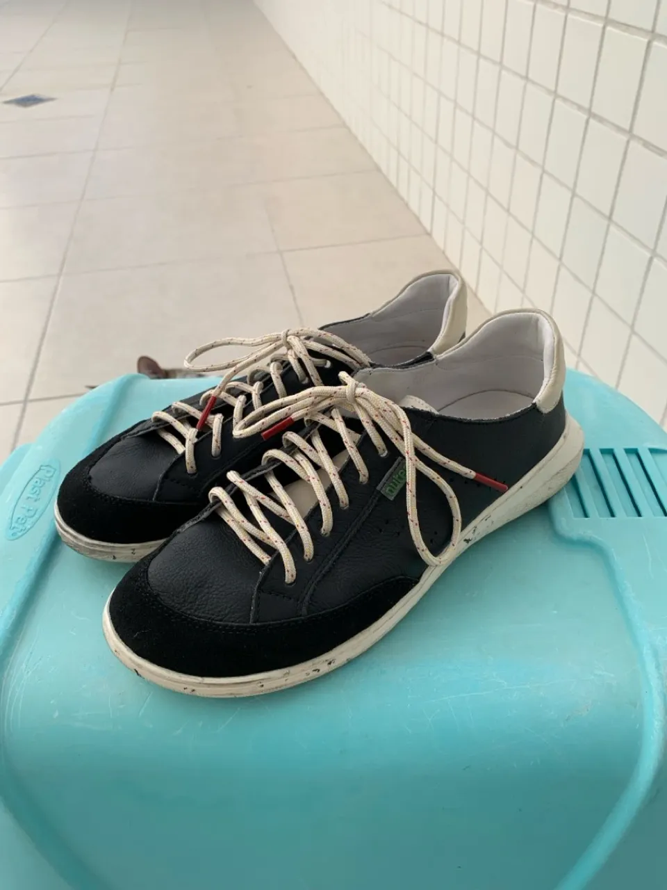 Tênis Casual Preto com Detalhes