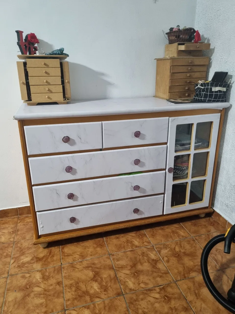 Cômoda com gavetas e porta de vidro