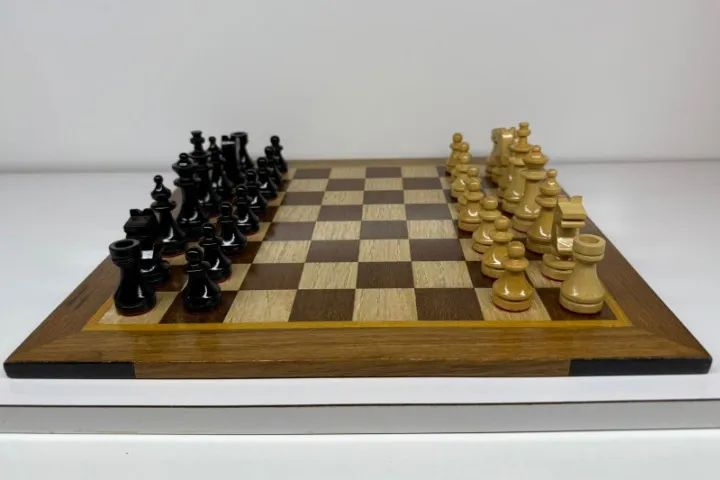 Jogo de Xadrez Artesanal em Madeira - Tabuleiro e Peças (32x32cm)