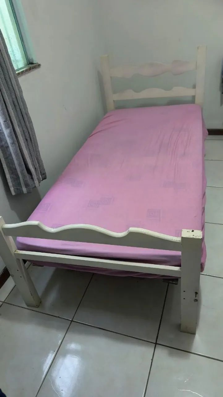 Cama e 2 colchões de solteiro 64842037575427121