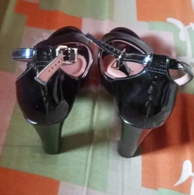 Sapato de salto alto preto.