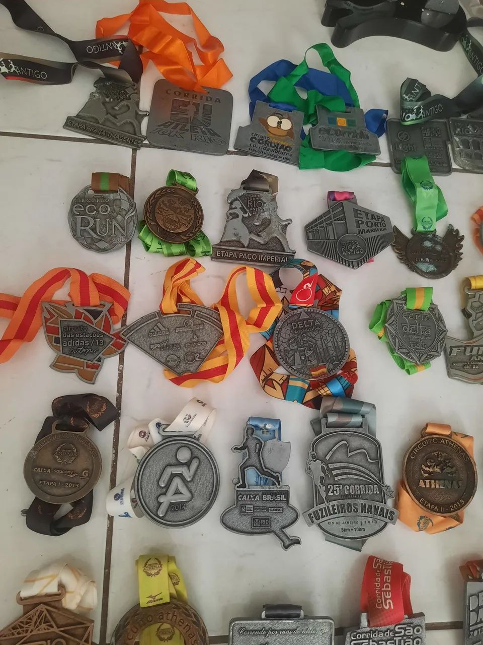 SÃO 71MEDALHAS VÁRIDAS DE PARTICIPAÇÕES EM CORRIDAS E MARATONAS NO RIO UMA SUPER COLEÇÃO  - Foto 3