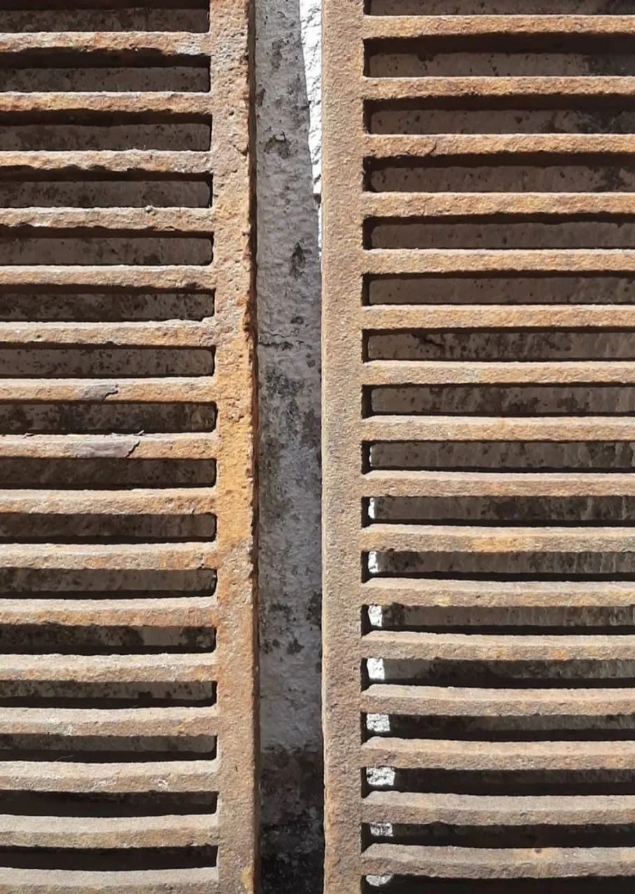 Duas grelhas de ferro maciço 64315291306242120