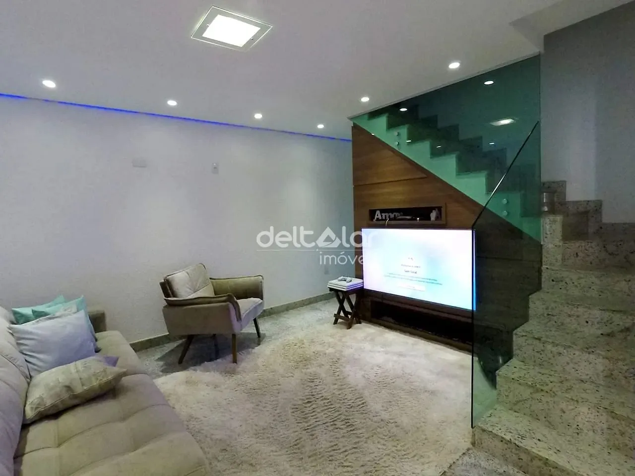 Casa com acabamento de alto padrão em 3 pavimentos, sendo 2 Quartos, 2 Banhos e 3 Vagas, J