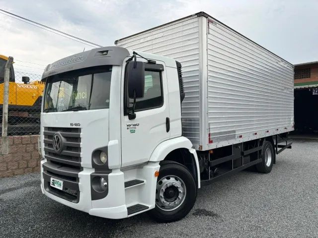 Volkswagen 15-180 Constellation com Baú 7 metros